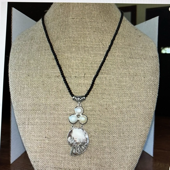 Ammonite fossil pearl silvertone pendant black round ball beaded 24” necklace - Picture 4 of 6